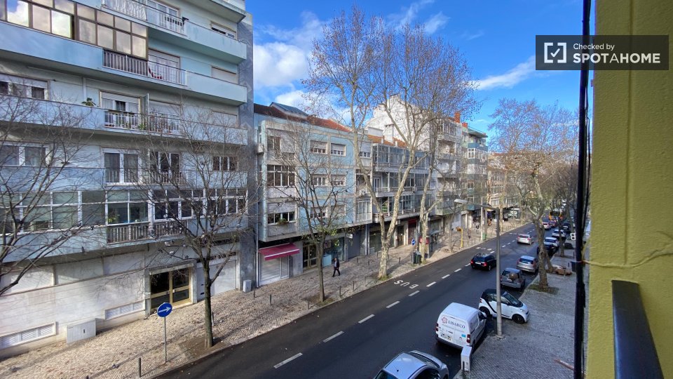 Double room Lisbon, 3 beds, 70m² — photo 14