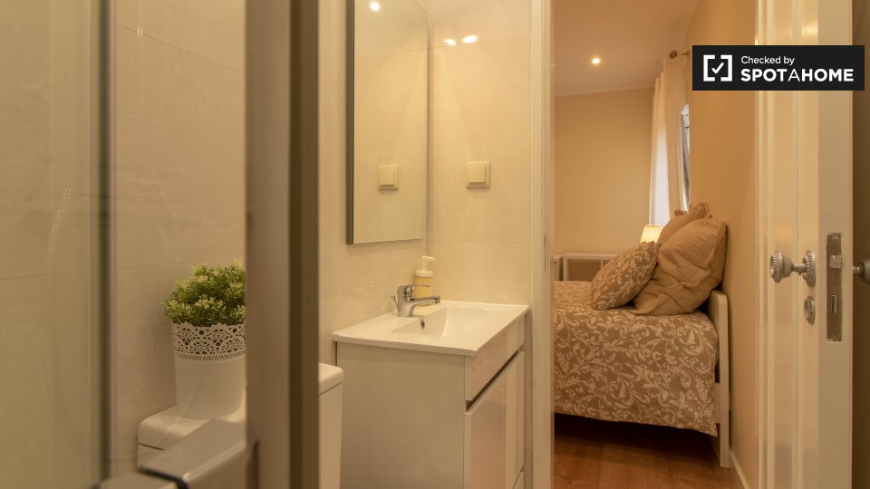 Double room Lisbon, 5 beds, 117m² — photo 6