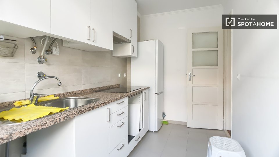Double room Lisbon, 3 beds, 78m² — photo 11