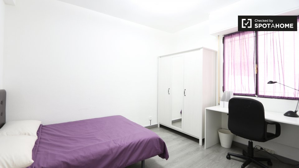 Room in 5-bedroom apartment, Madrid Rio, Madrid - in Madrid