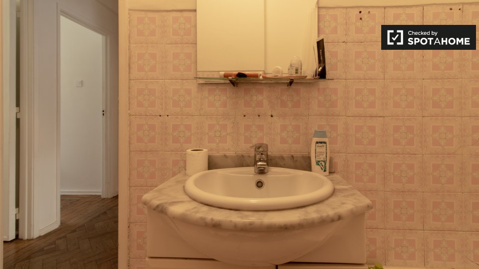 Double room Lisbon, 3 beds, 75m² — photo 9