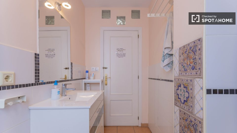 Double room Valencia, 3 beds — photo 8