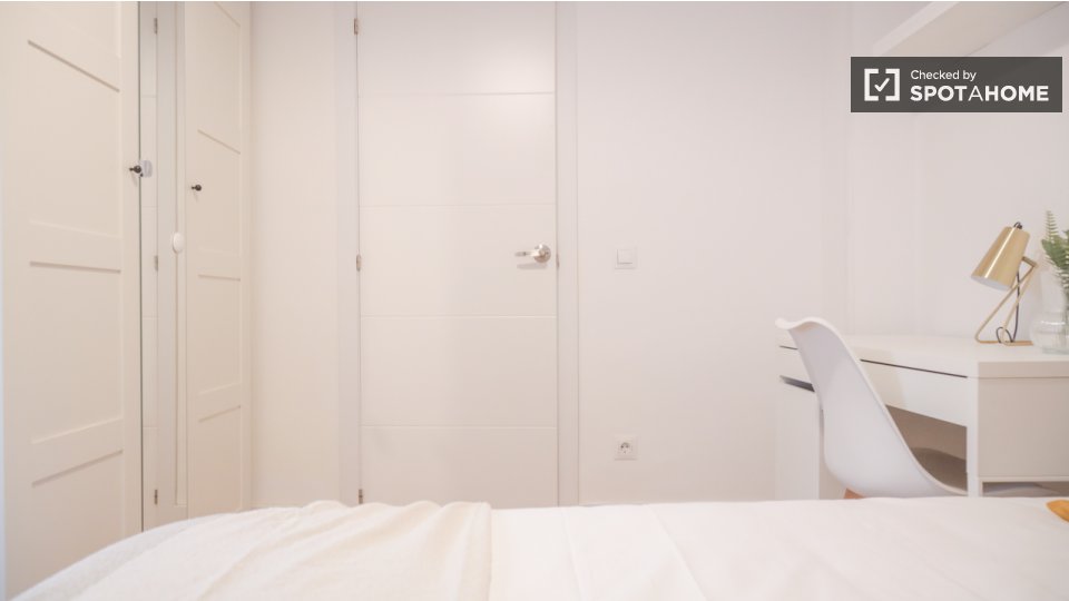 Double room Madrid, 6 beds, 130m² — photo 12
