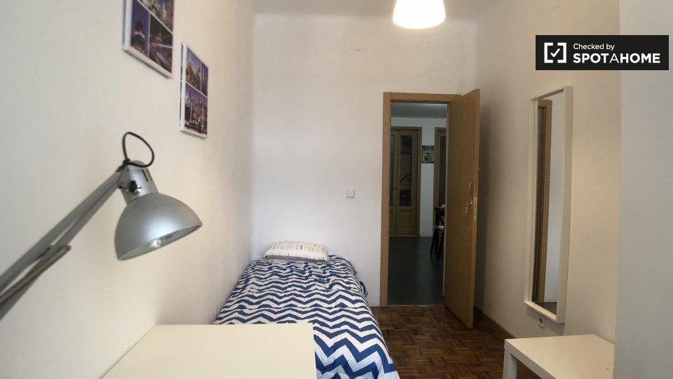 Double room Madrid, 5 beds, 100m² — photo 1