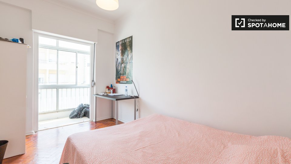 Double room Lisbon, 3 beds — photo 1