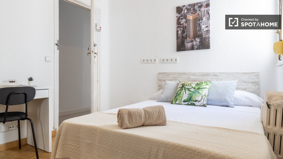 Habitación en piso compartido de 7 habitaciones en alquiler en Gaztambide, Madrid