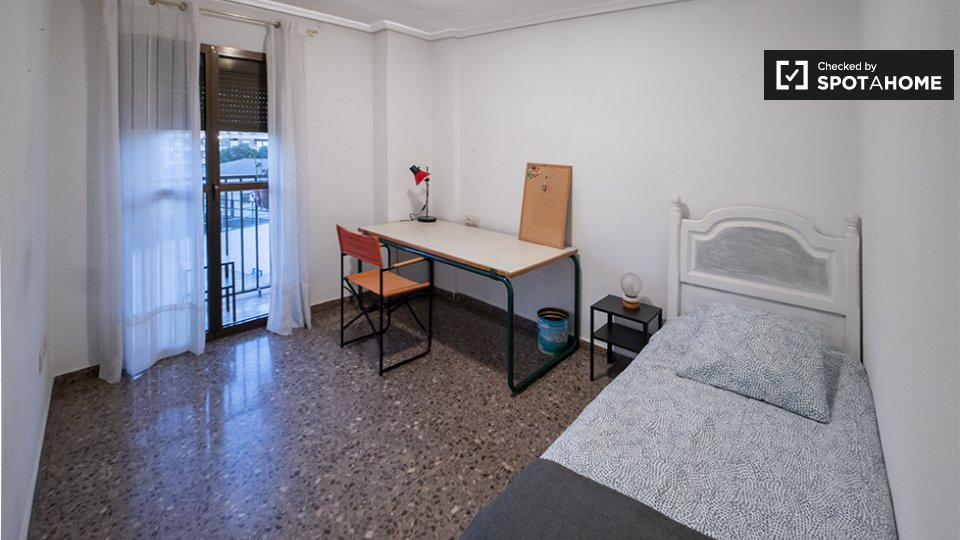 Rooms for rent in 7 bedroom apartment in Valencia - a Valencia