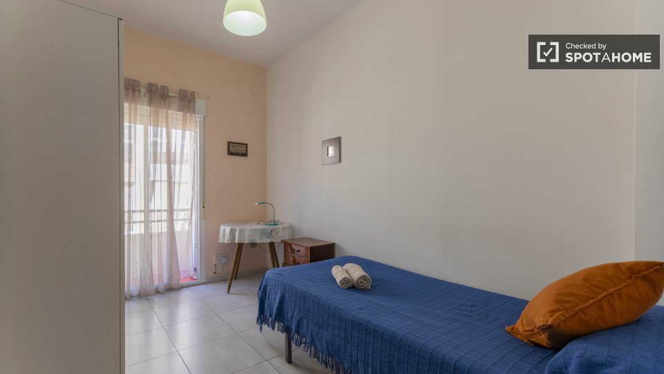 Double room Valencia, 3 beds — photo 10