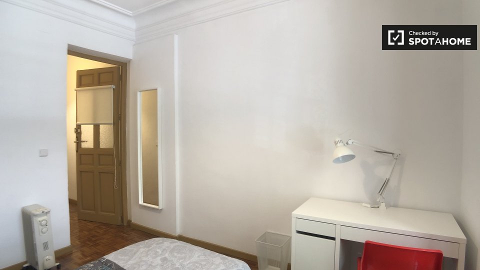 Double room Madrid, 5 beds, 100m² — photo 4