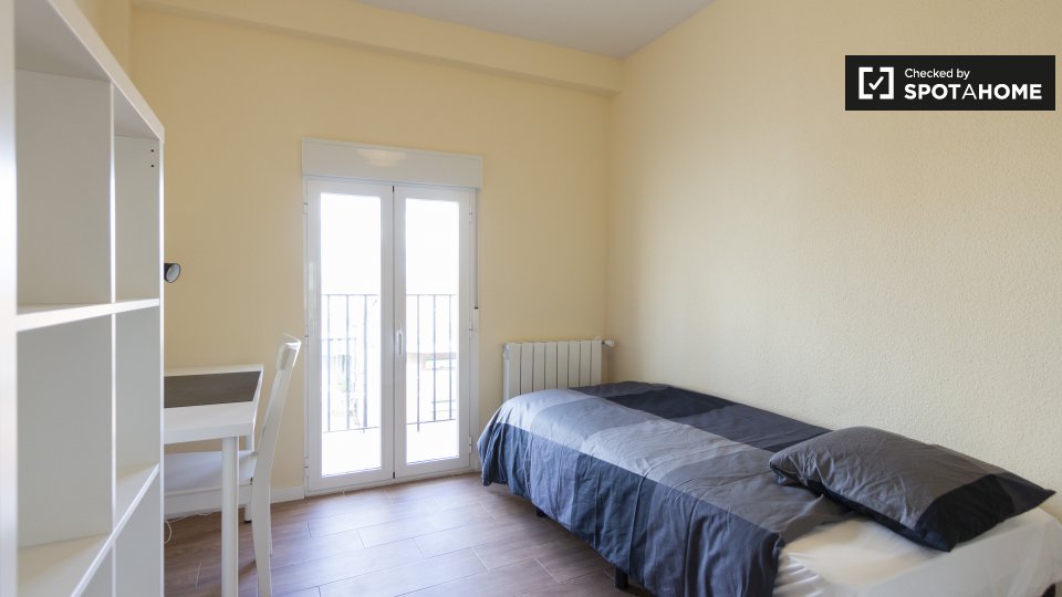 Double room Madrid, 3 beds, 65m² — photo 2
