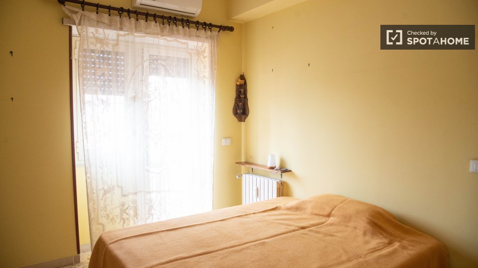 Double room Rome, 3 beds — photo 9