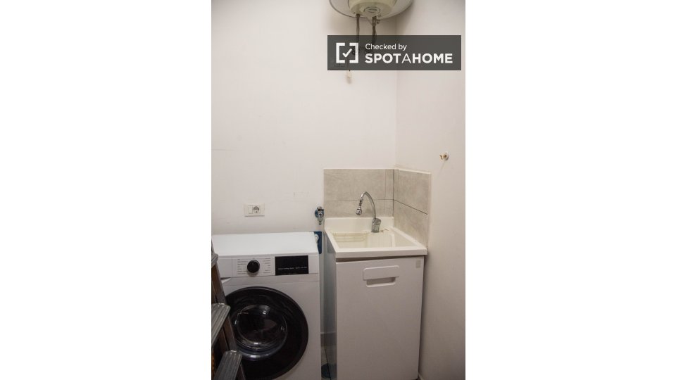 Double room Rome, 3 beds — photo 16