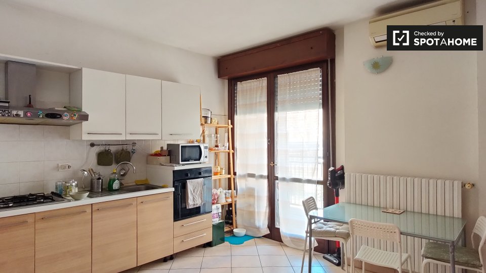 Here is the English translation:
Room for rent in an apartment with 2 bedrooms in Milan - en Milán