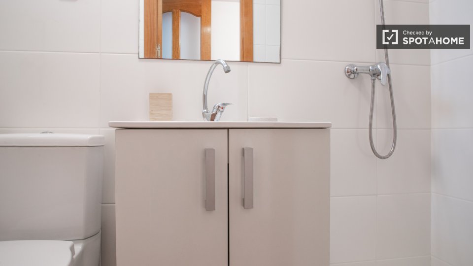 Double room Madrid, 5 beds, 120m² — photo 6