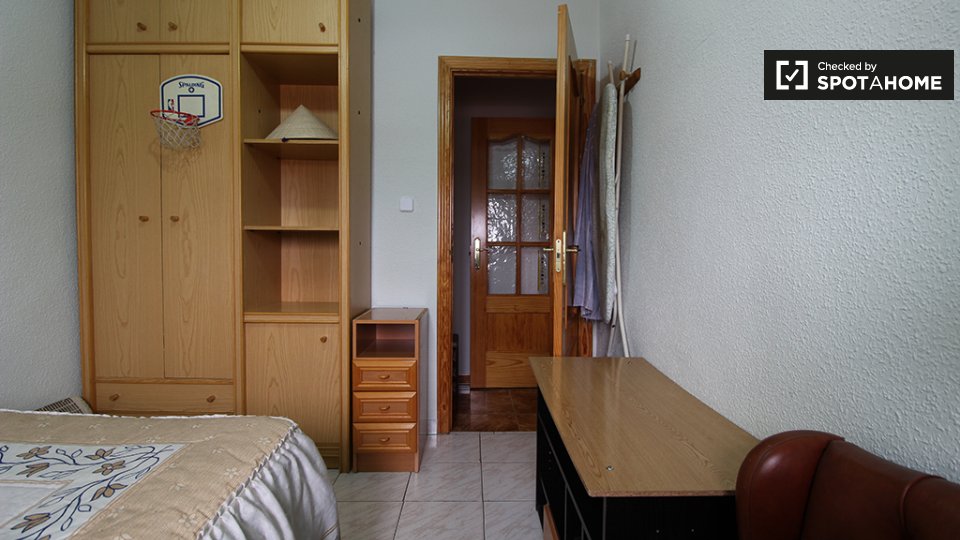 Double room Madrid, 3 beds, 80m² — photo 2