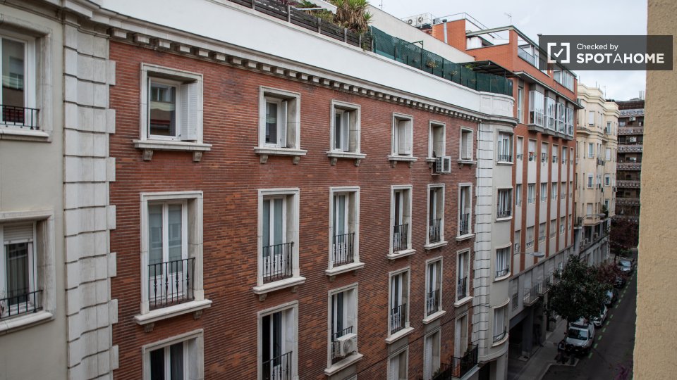 Double room Madrid, 5 beds, 120m² — photo 4