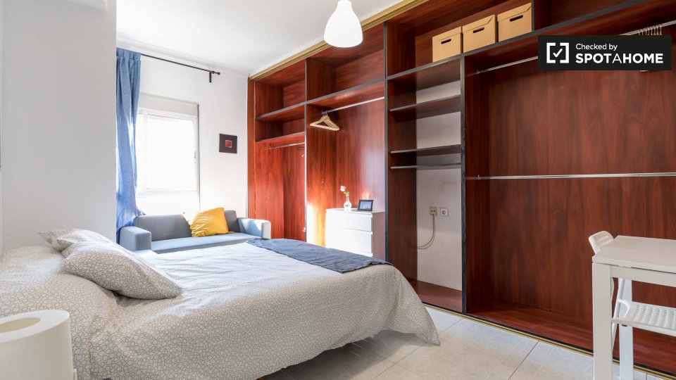 Beautiful room for rent in 5-bedroom apartment in Benimaclet - in Valencia