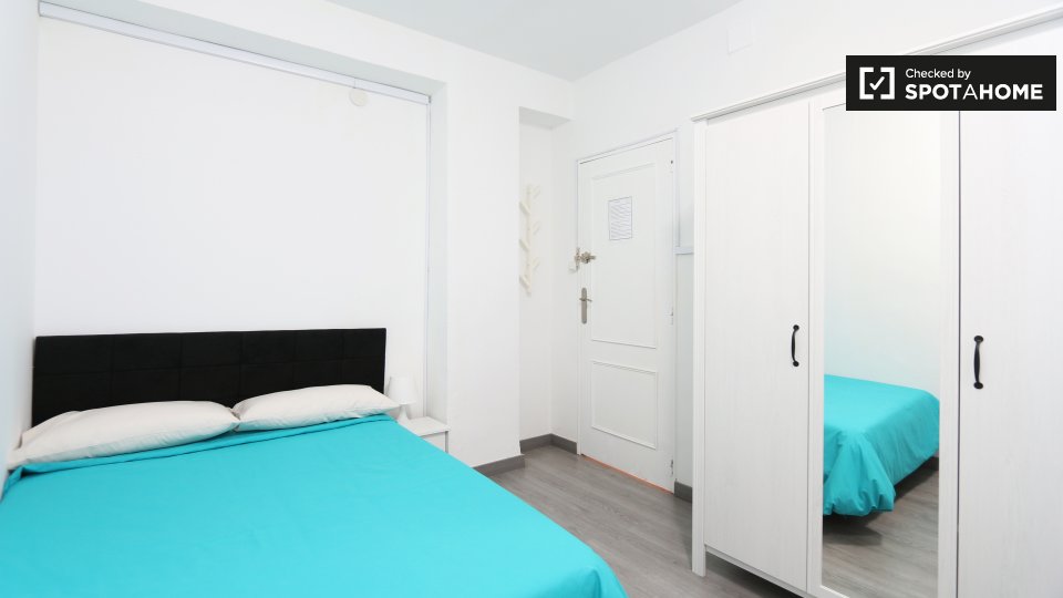 Double room Madrid, 5 beds, 96m² — photo 4
