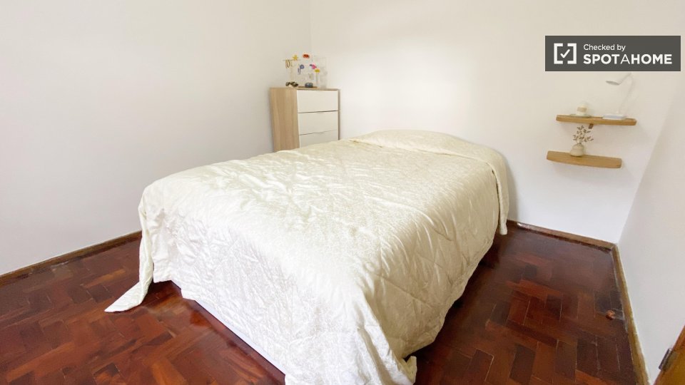 Double room Lisbon, 3 beds — photo 2