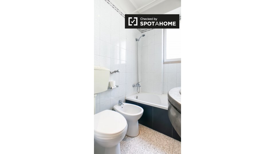 Double room Lisbon, 2 beds, 10m² — photo 15