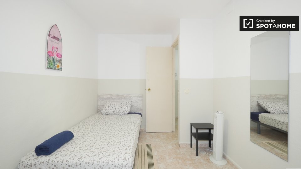 Double room Barcelona, 3 beds, 55m² — photo 16