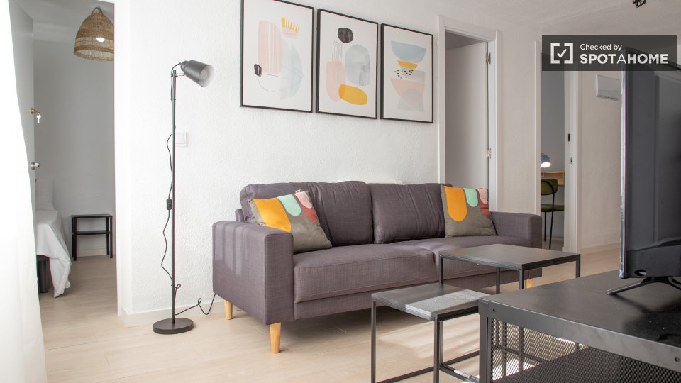 Double room Madrid, 3 beds, 56m² — photo 13