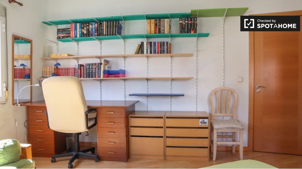 Double room Madrid, 3 beds, 79m² — photo 19