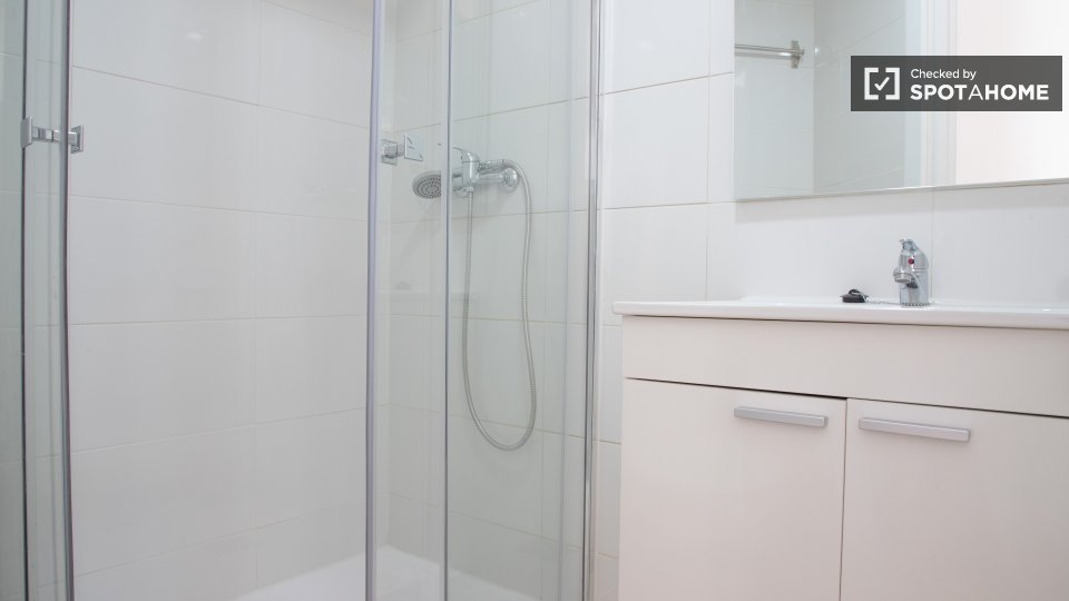 Double room Madrid, 3 beds, 56m² — photo 2