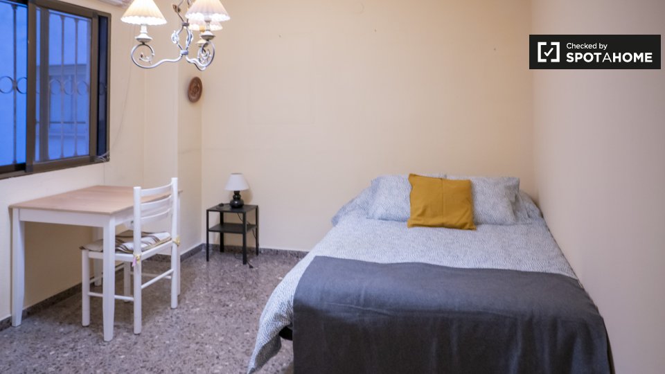Room for rent in 7 bedroom apartment in Valencia - in Valencia