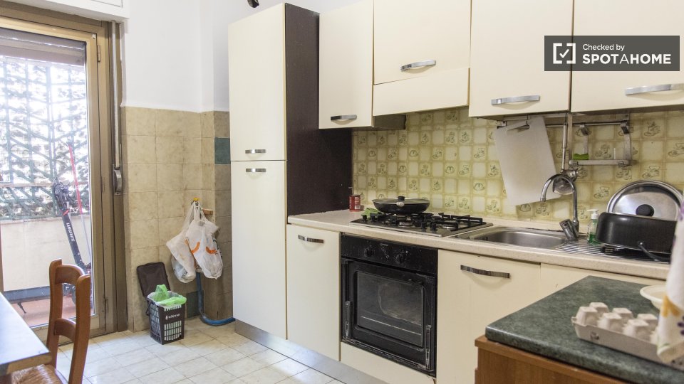 Double room Rome, 3 beds — photo 5