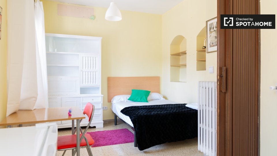 Room for rent in 9-bedroom house in Gràcia, Barcelona - in Barcelona