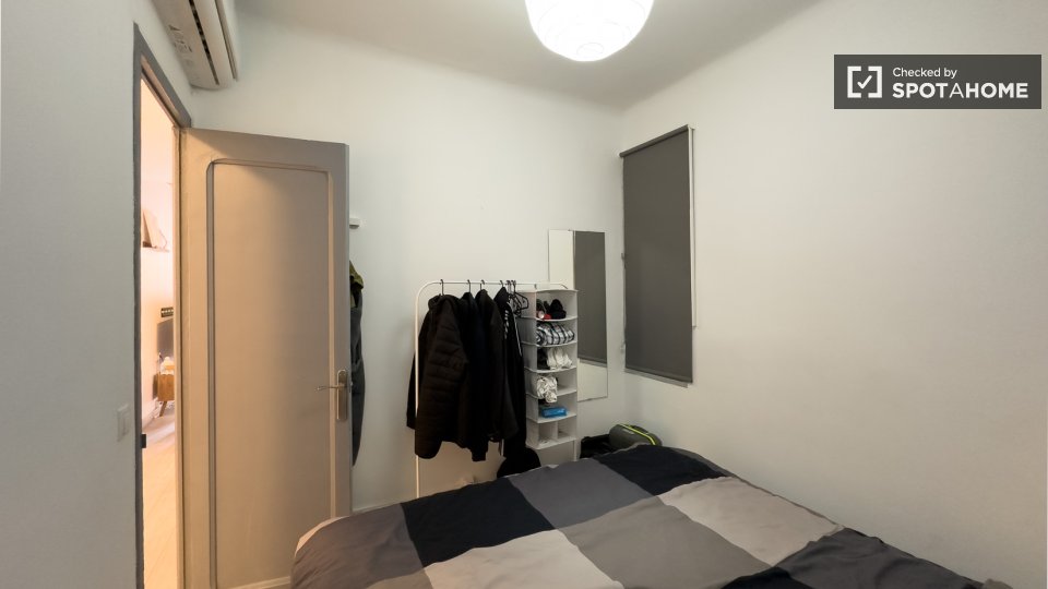 Double room Barcelona, 3 beds, 72m² — photo 12