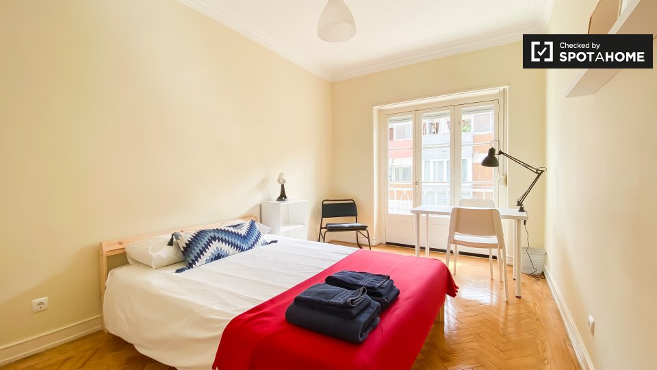 Double room Lisbon, 3 beds — photo 16