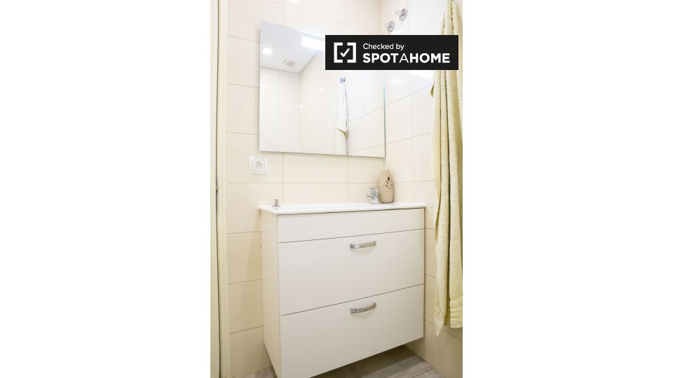 Double room Lisbon, 3 beds, 85m² — photo 17