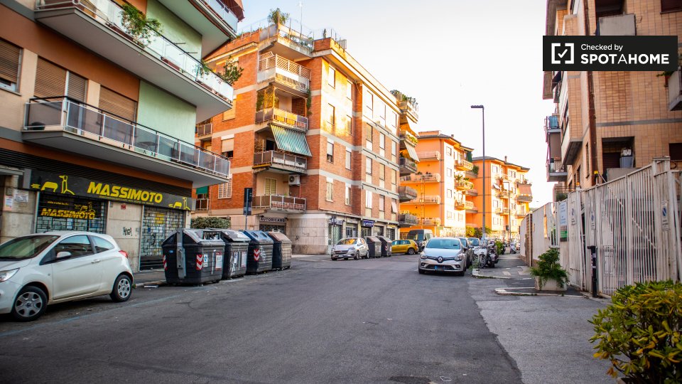 Luminosa camera in affitto in appartamento con 4 camere da letto a Trieste