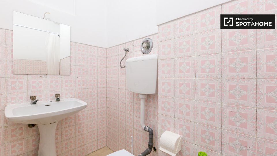 Double room Lisbon, 3 beds — photo 11