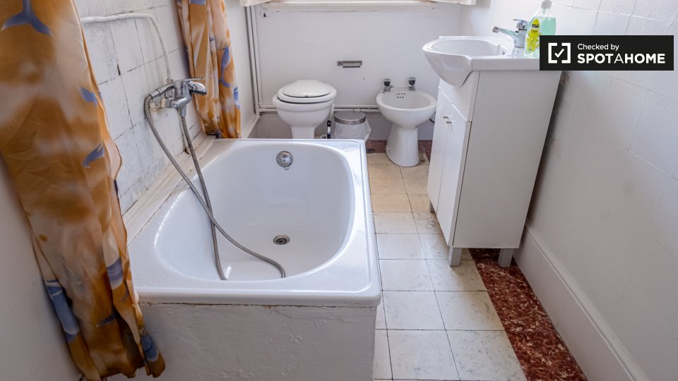 Double room Lisbon, 6 beds — photo 16