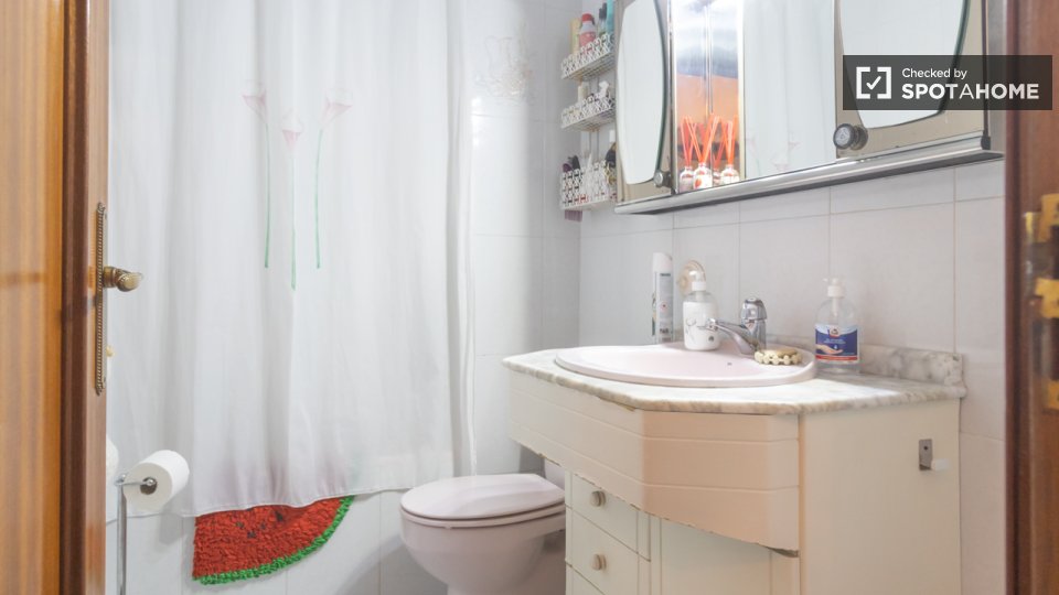 Double room Madrid, 3 beds — photo 14