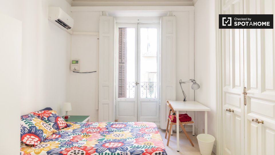 Double room Madrid, 13 beds, 220m² — photo 1