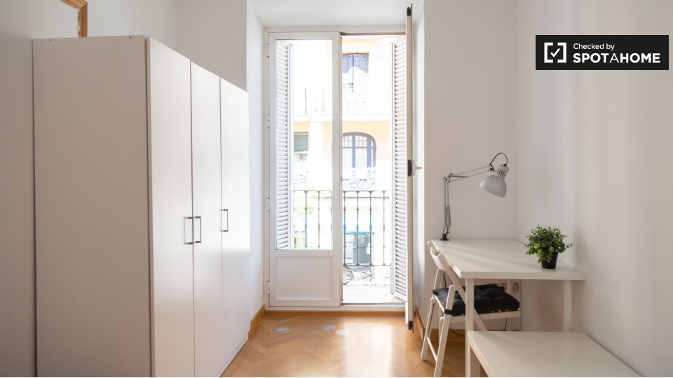 Double room Madrid, 7 beds, 125m² — photo 2