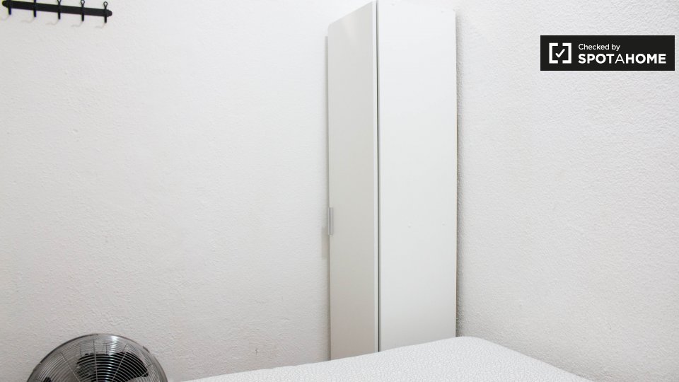 Double room Barcelona, 3 beds — photo 19