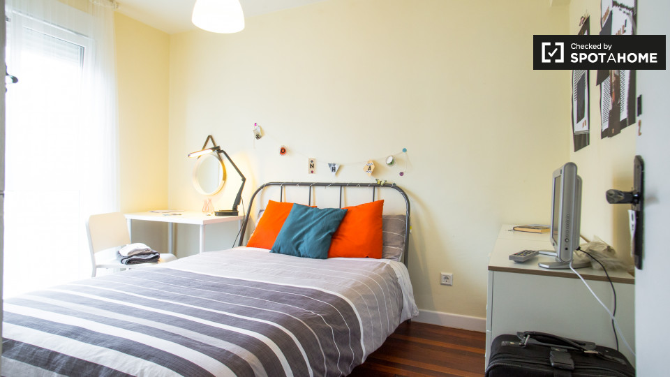 Double room Bilbao, 3 beds, 70m² — photo 1