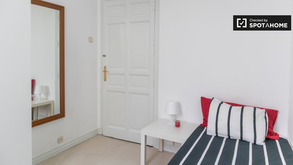 Double room Madrid, 13 beds, 220m² — photo 19