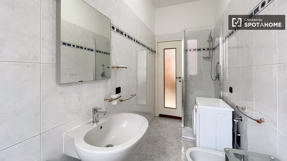 Double room Milan, 2 beds — photo 12