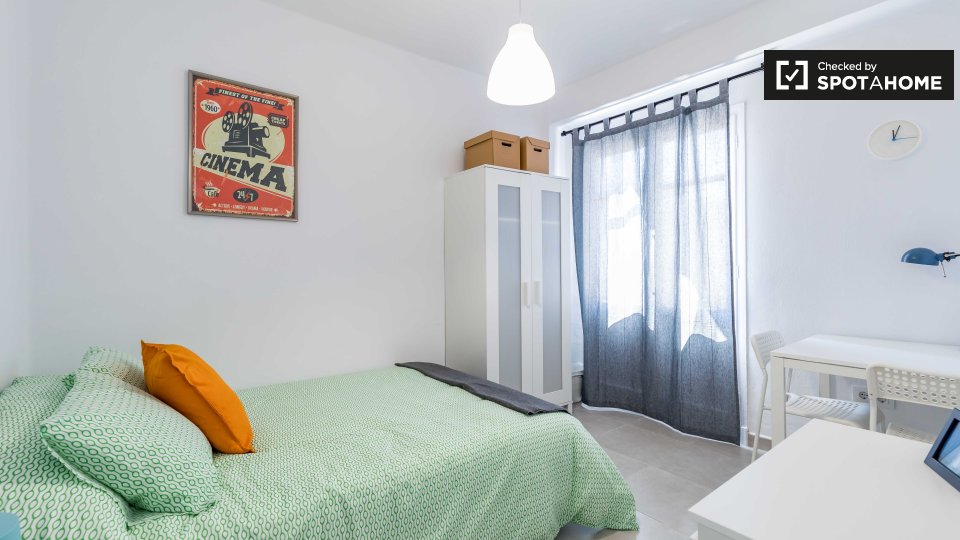 Modern room in 4-bedroom apartment in Poblats Marítims - a Valencia