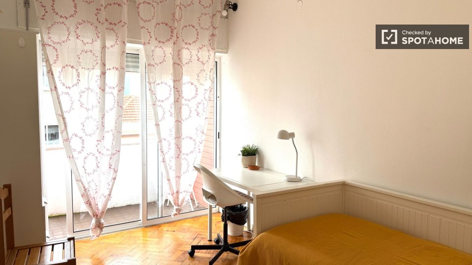 Double room Lisbon, 3 beds — photo 56