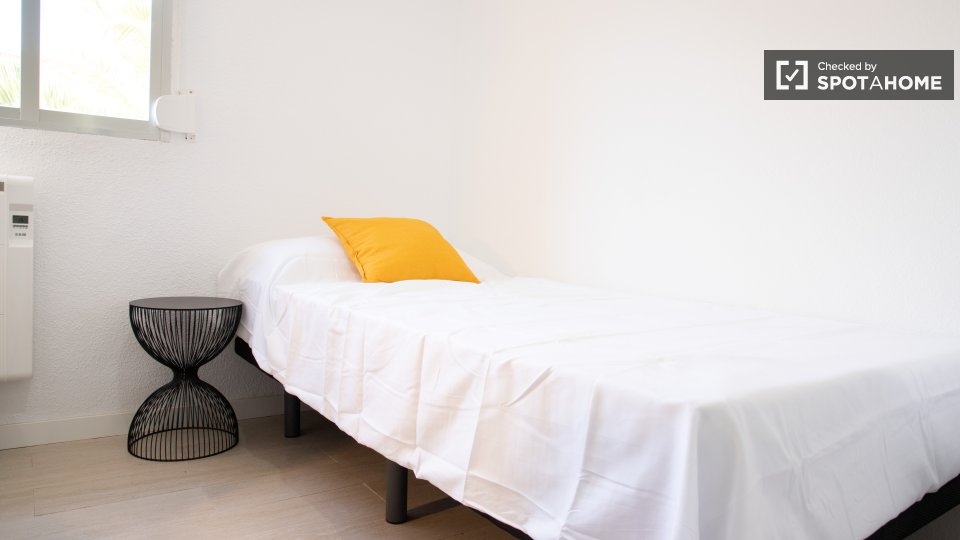 Double room Madrid, 3 beds, 56m² — photo 3