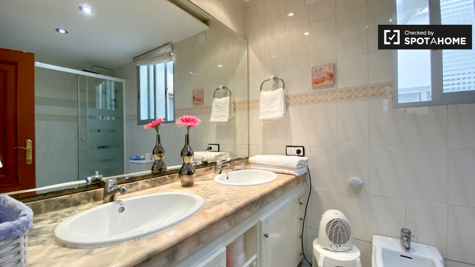 Double room Valencia, 3 beds, 75m² — photo 19