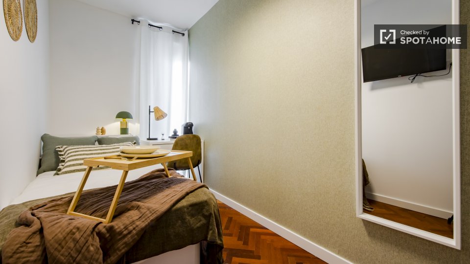 Habitación en un piso compartido de 6 habitaciones en alquiler en Canillas