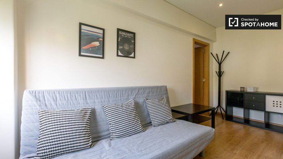 Apartment Lisbon, 2 beds, 58m² — photo 2